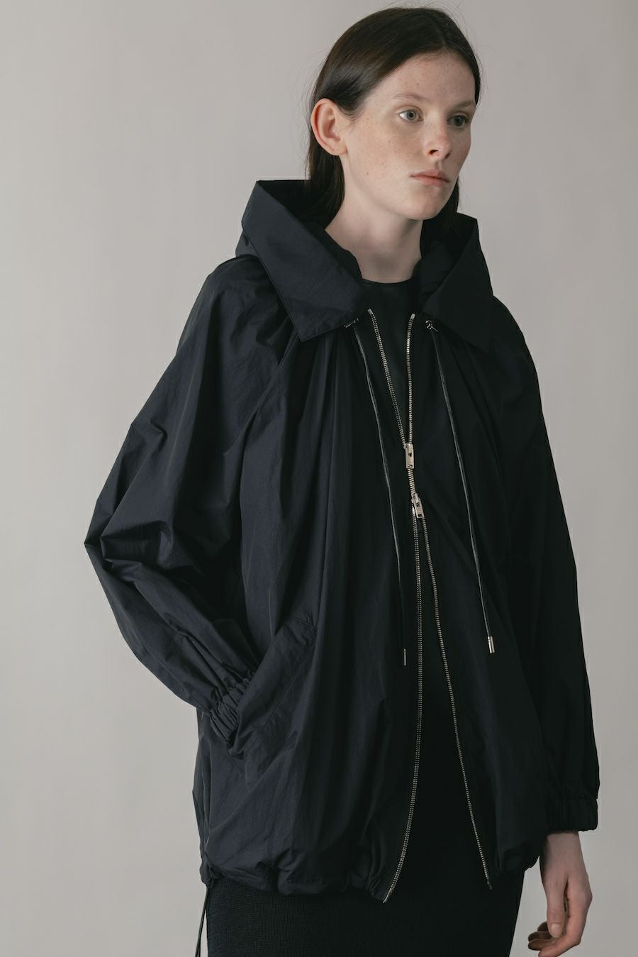 【CINOH】25SS 25010587000410 25SBZ001 AP STUDIO取り扱い NYLON HOODIE BLOUSONナイロンジャケット CINOH / チノ】ナイロンフーディブルゾン（ナイロンジャケット）｜AP