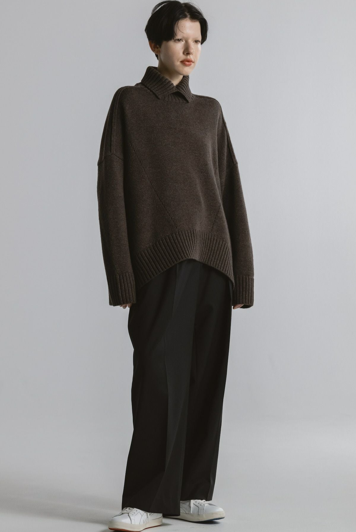 オーバーサイズハイネックニット[BROWN] | CINOH