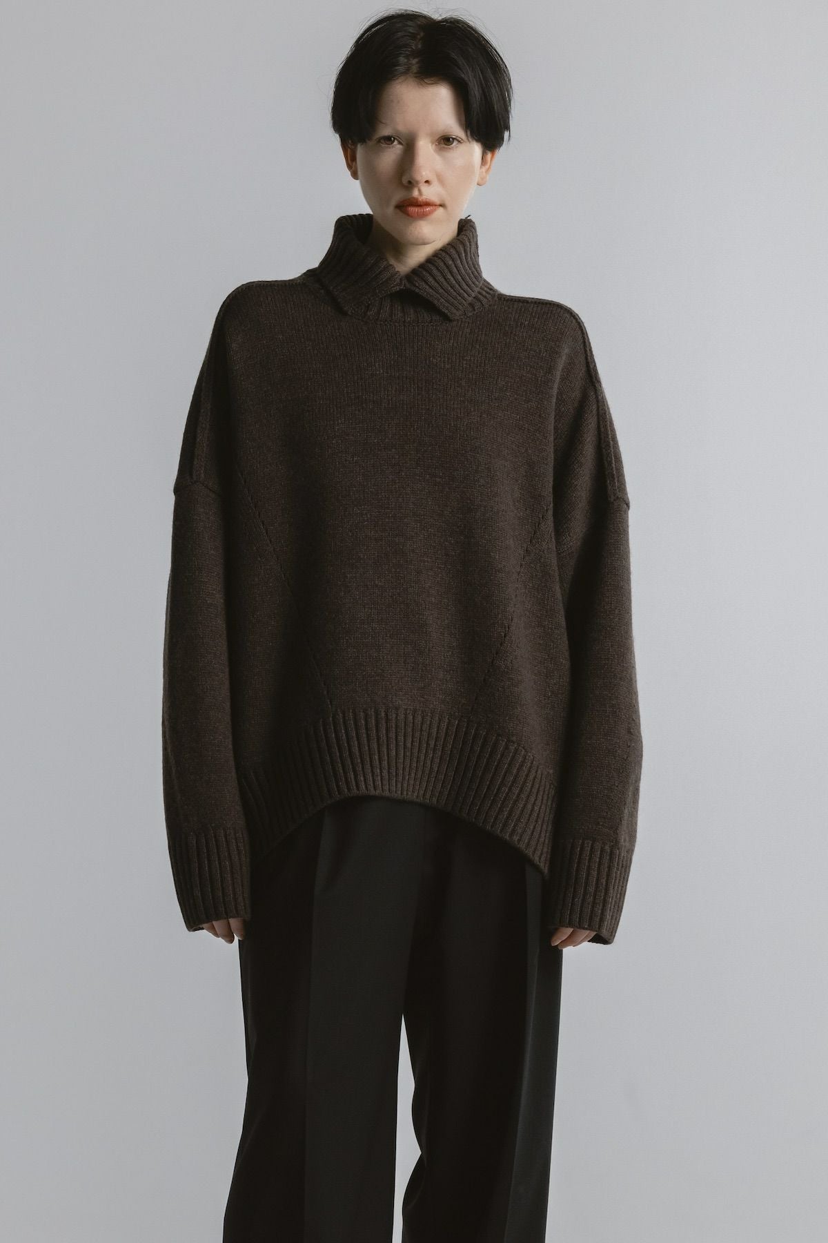 オーバーサイズハイネックニット[BROWN] | CINOH