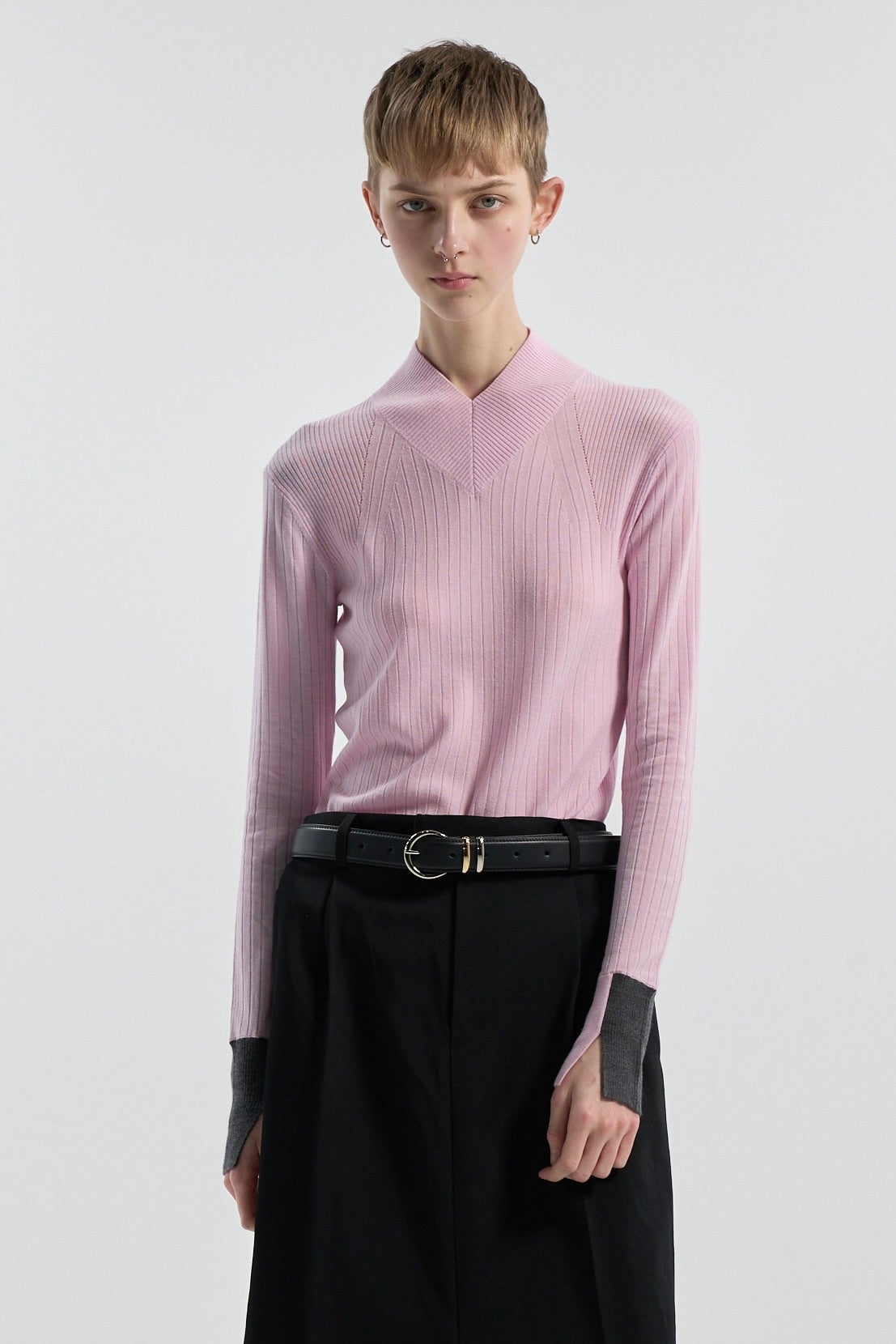 新品未使用24FWarchivio カシミヤキラキラロゴ38号 黒 ×ピンク 15.5μ WOOL / SOFT V-NECK KNIT | CINOH